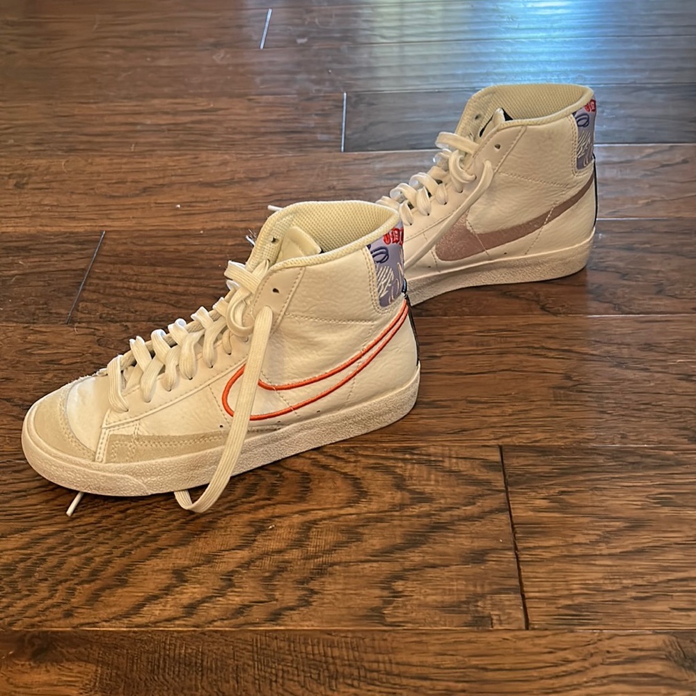 Size 4 Youth/6 Women Nike Blazer Mid